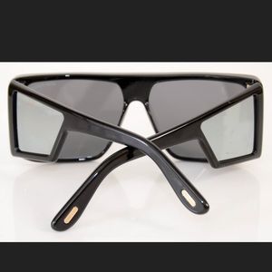 Unisex Tom ford side mirrored sunglasses.